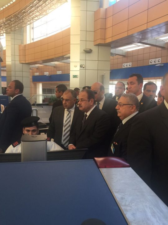وزير الداخلية اثناء تفقد مطار شرم الشيخ