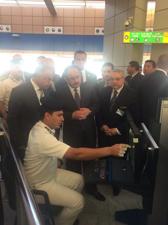 وزير الداخلية اثناء تفقد مطار شرم الشيخ