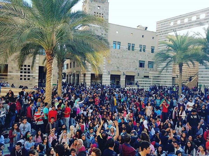 تعويم الجنيه يدفع طلبة الجامعه الامريكية للتظاهر بسبب ارتفاع المصروفات الدولارية
