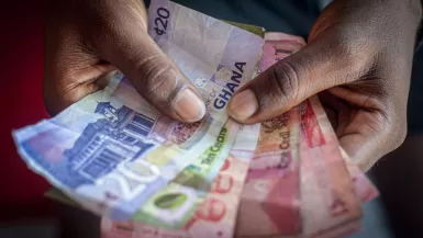 عملة غانا تحقق أعلى وتيرة صعود عالميًا رغم أزمة الديون