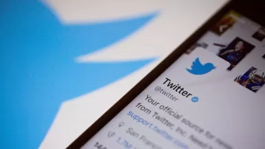 "تويتر" تتيح علامة التوثيق الزرقاء لمستخدمي "iOS" مقابل 11 دولارًا